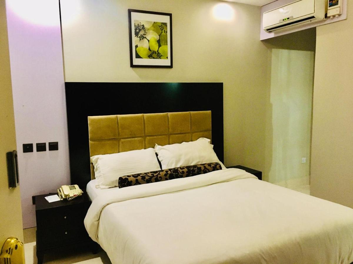 BW Starfire Hotel Ikeja Kültér fotó